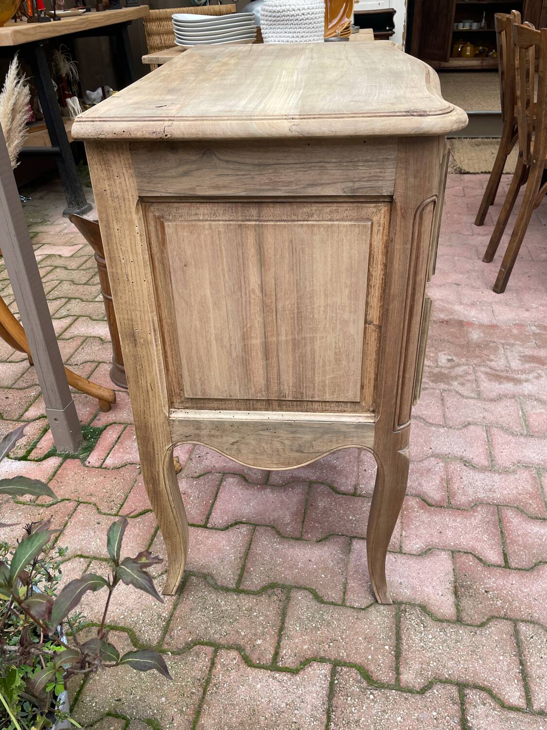 The commode drinks raw.