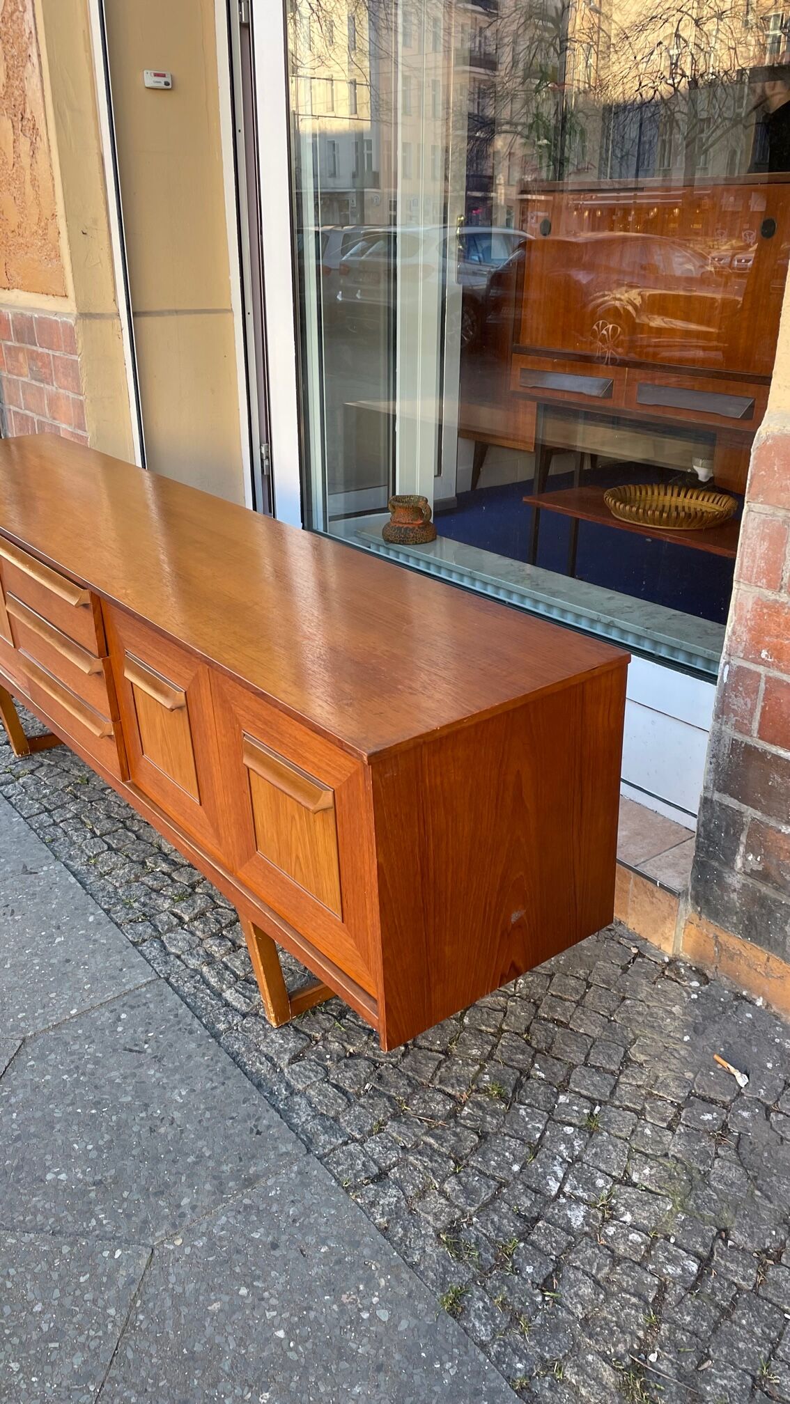 Atypical teak row of the 60s