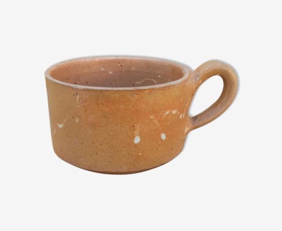 Tasse en grès marron avec taches blanches