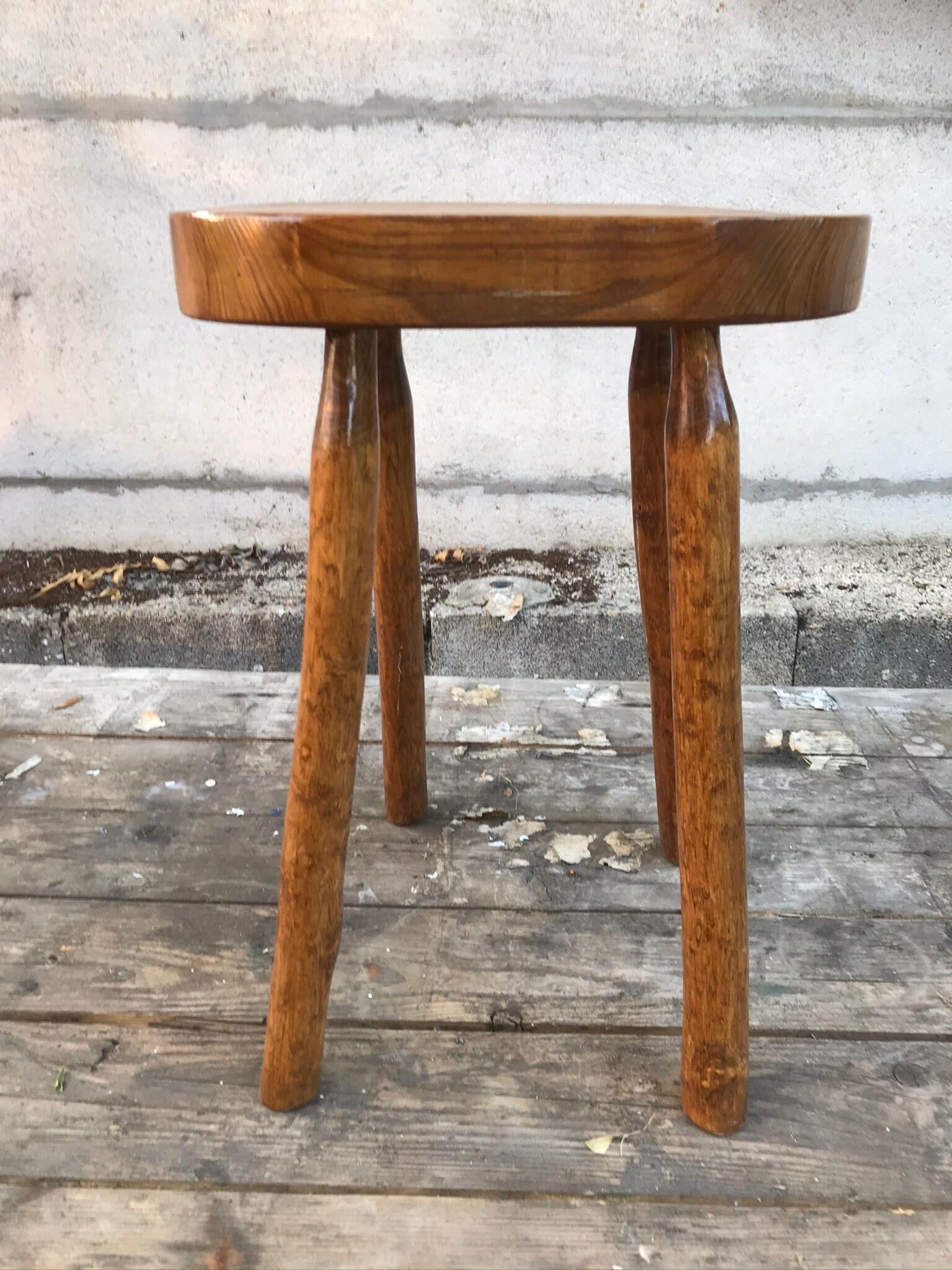 Former vintage raw wood milking tabouret
