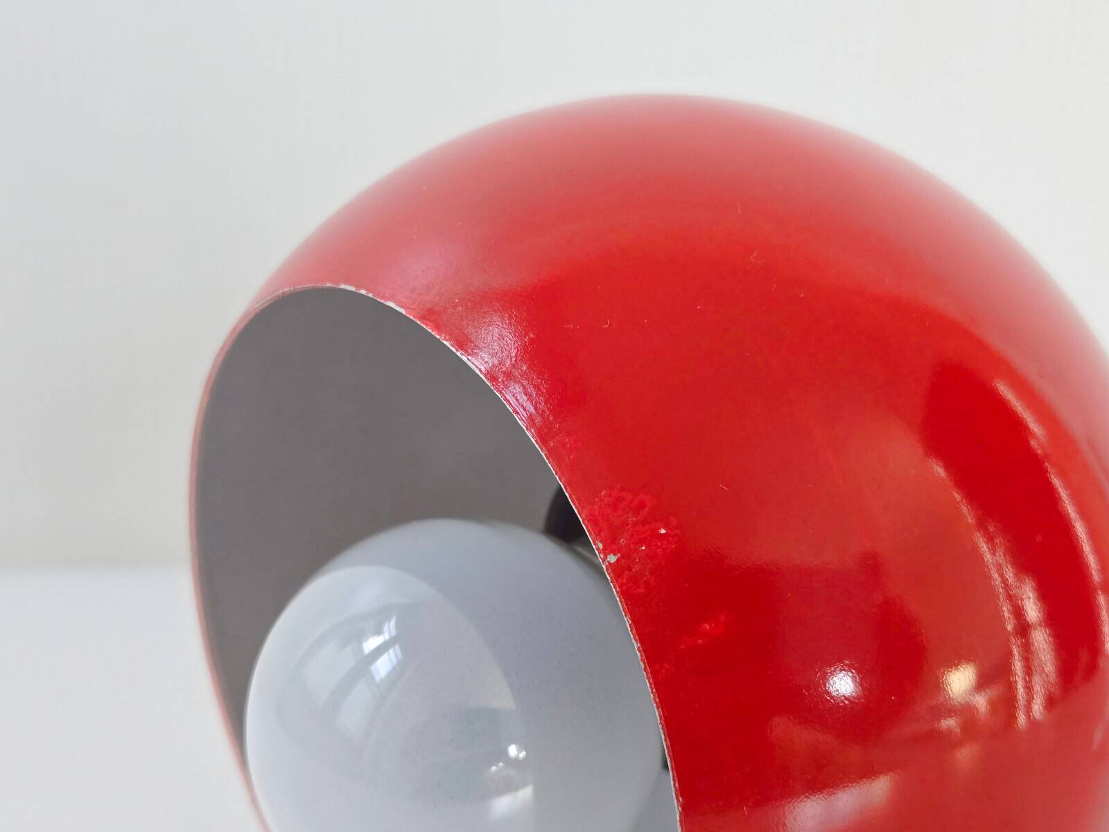 Lampe Space Age en tôle laquée rouge dans le goût de Magistretti, 1960