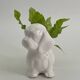 Cache pot chien en porcelaine blanc vintage