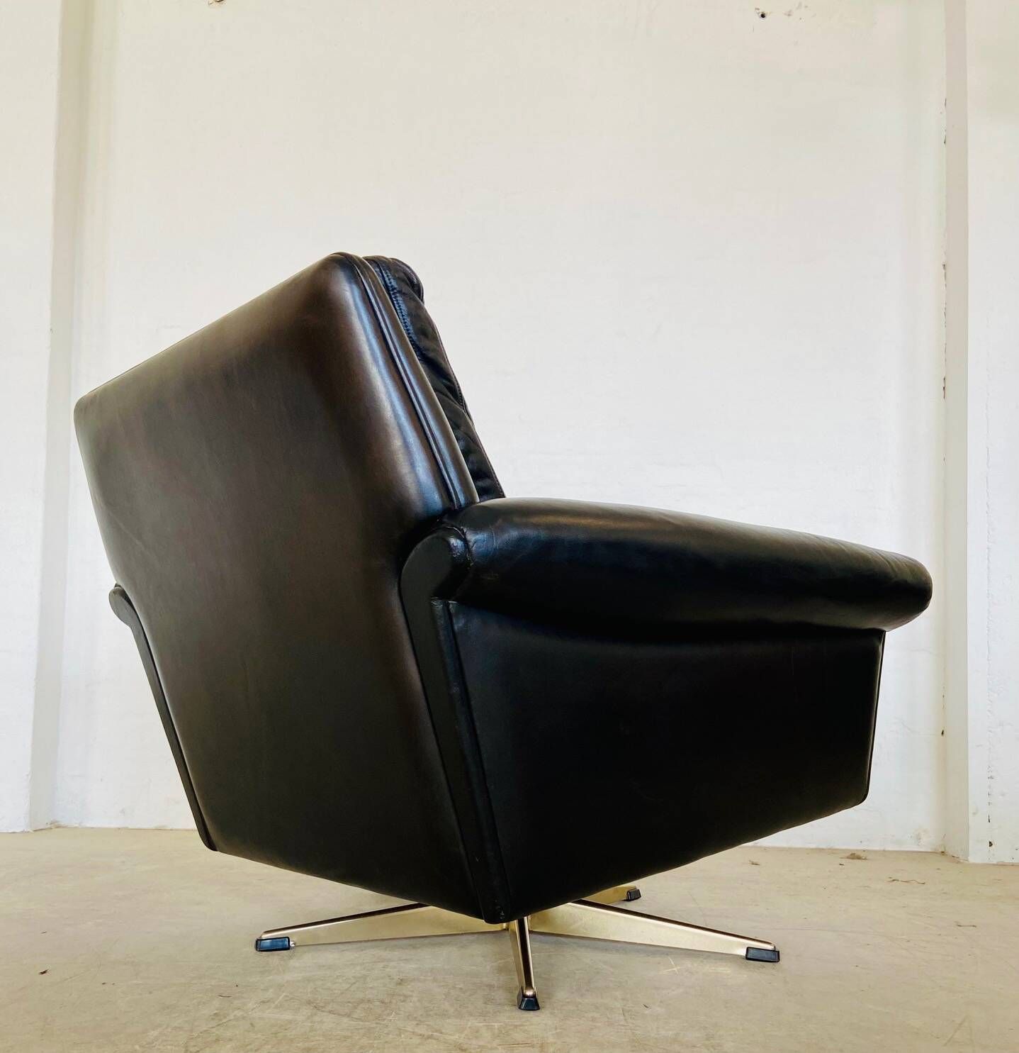 Vintage Danish mid-century leather lounge chair in black leather by G. Thams 1975