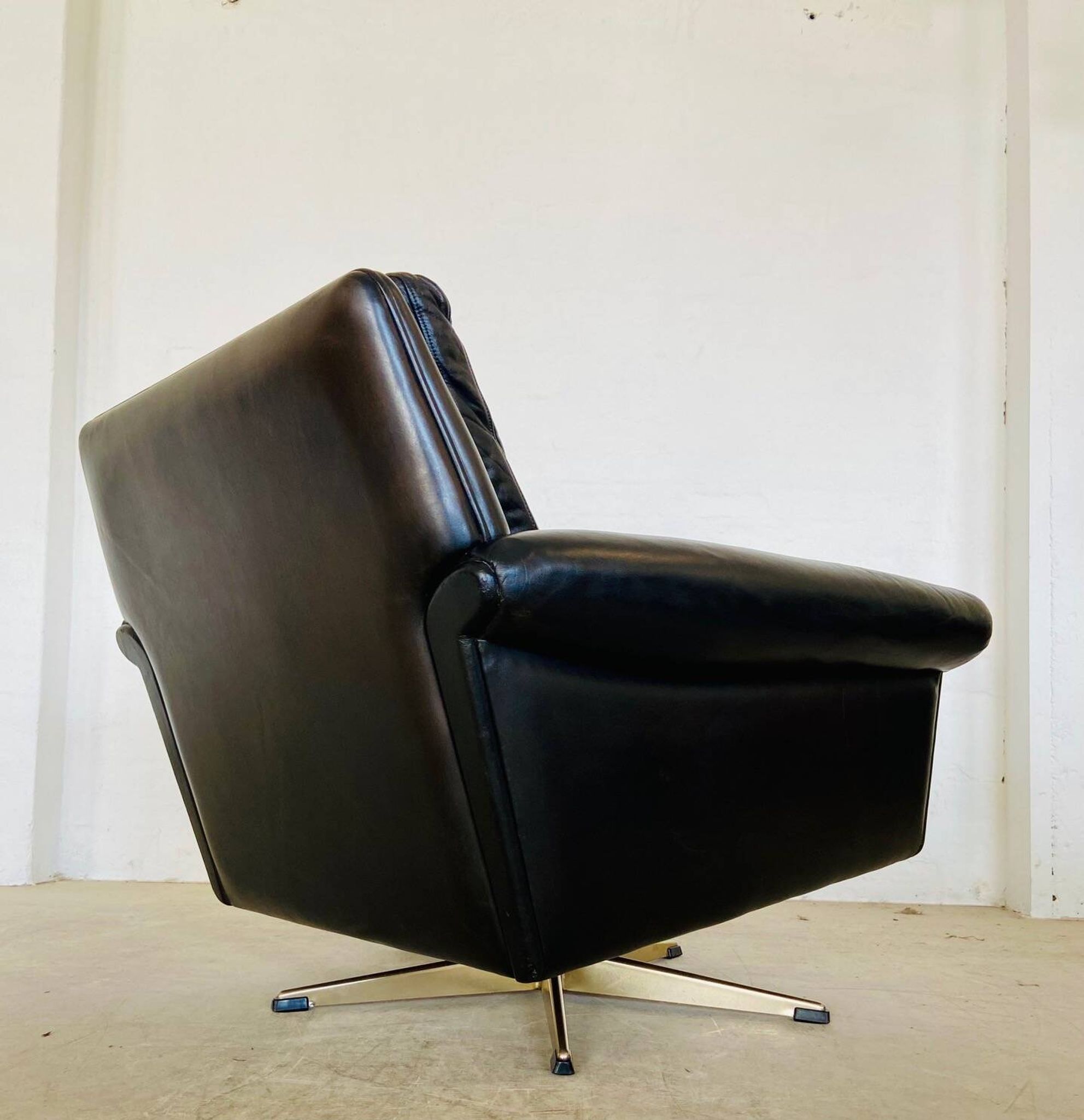 Vintage Danish mid-century leather lounge chair in black leather by G. Thams 1975