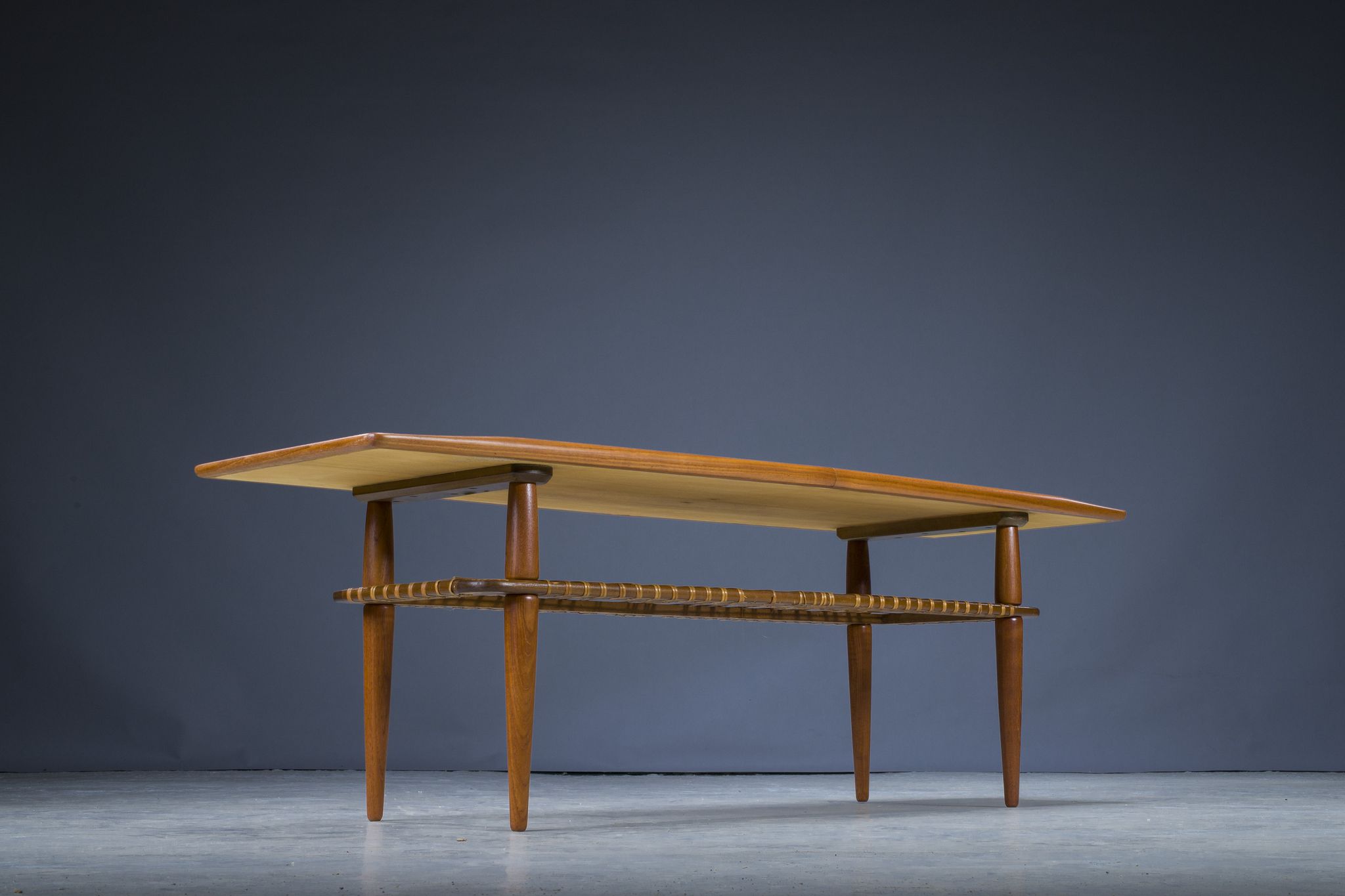 Table basse mid-century en teck et rotin