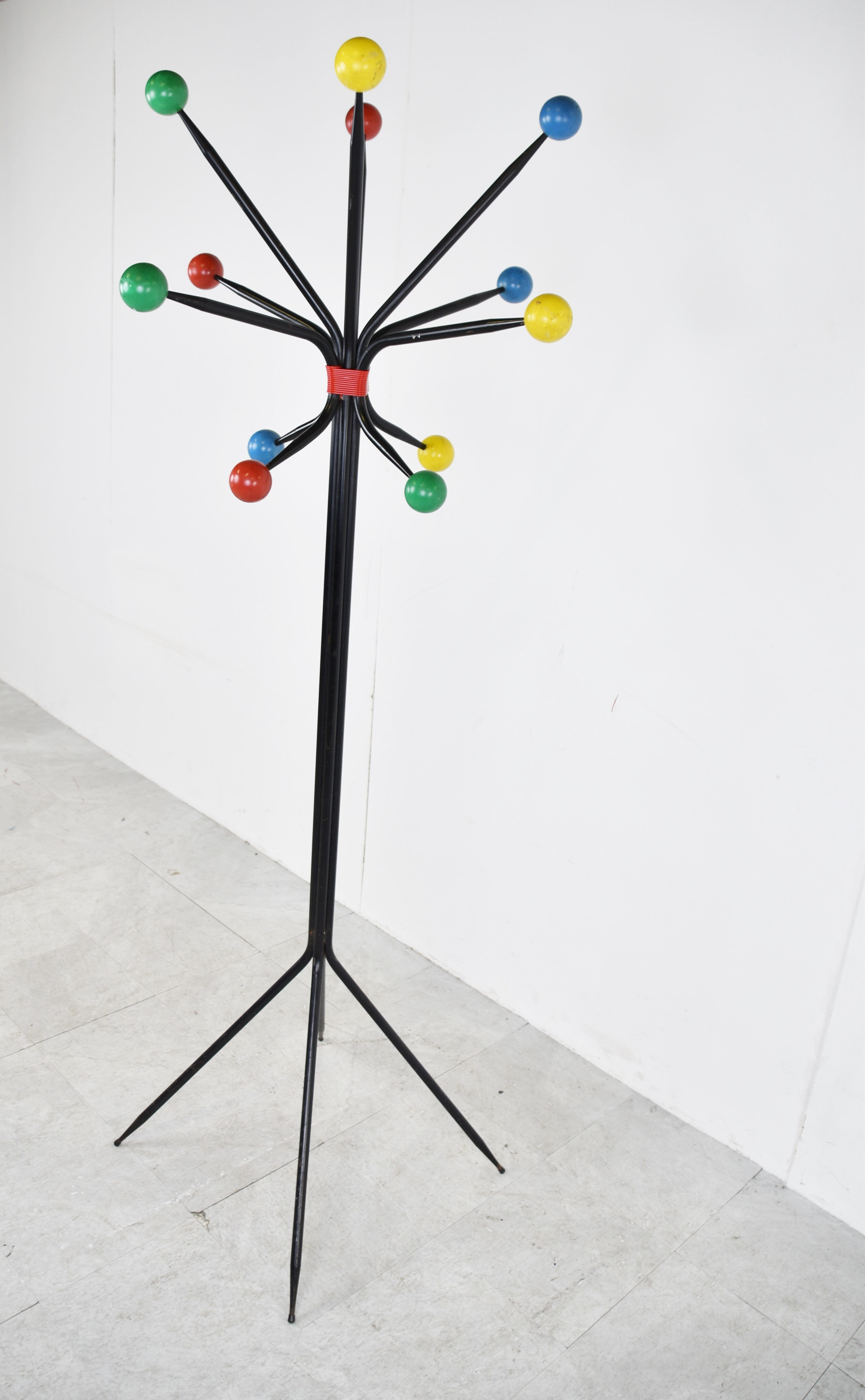 Porte-manteau atomique des années 50, milieu du siècle.