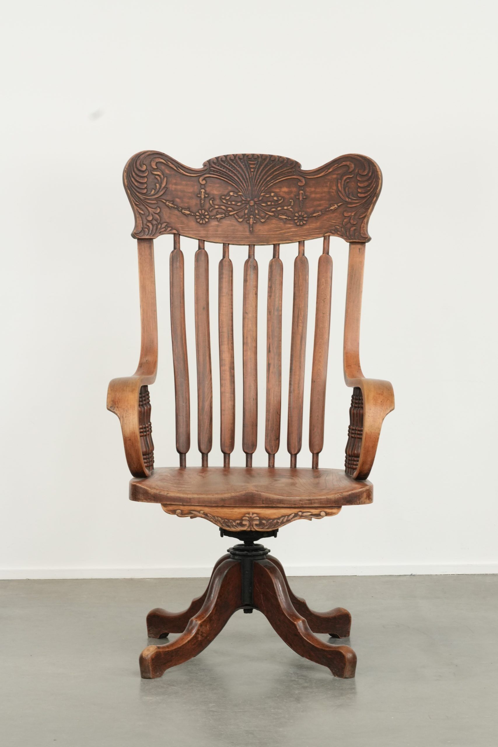 Chaise de bureau charmante avec de belles sculptures en bois du début du 20e siècle.