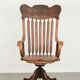 Chaise de bureau charmante avec de belles sculptures en bois du début du 20e siècle.