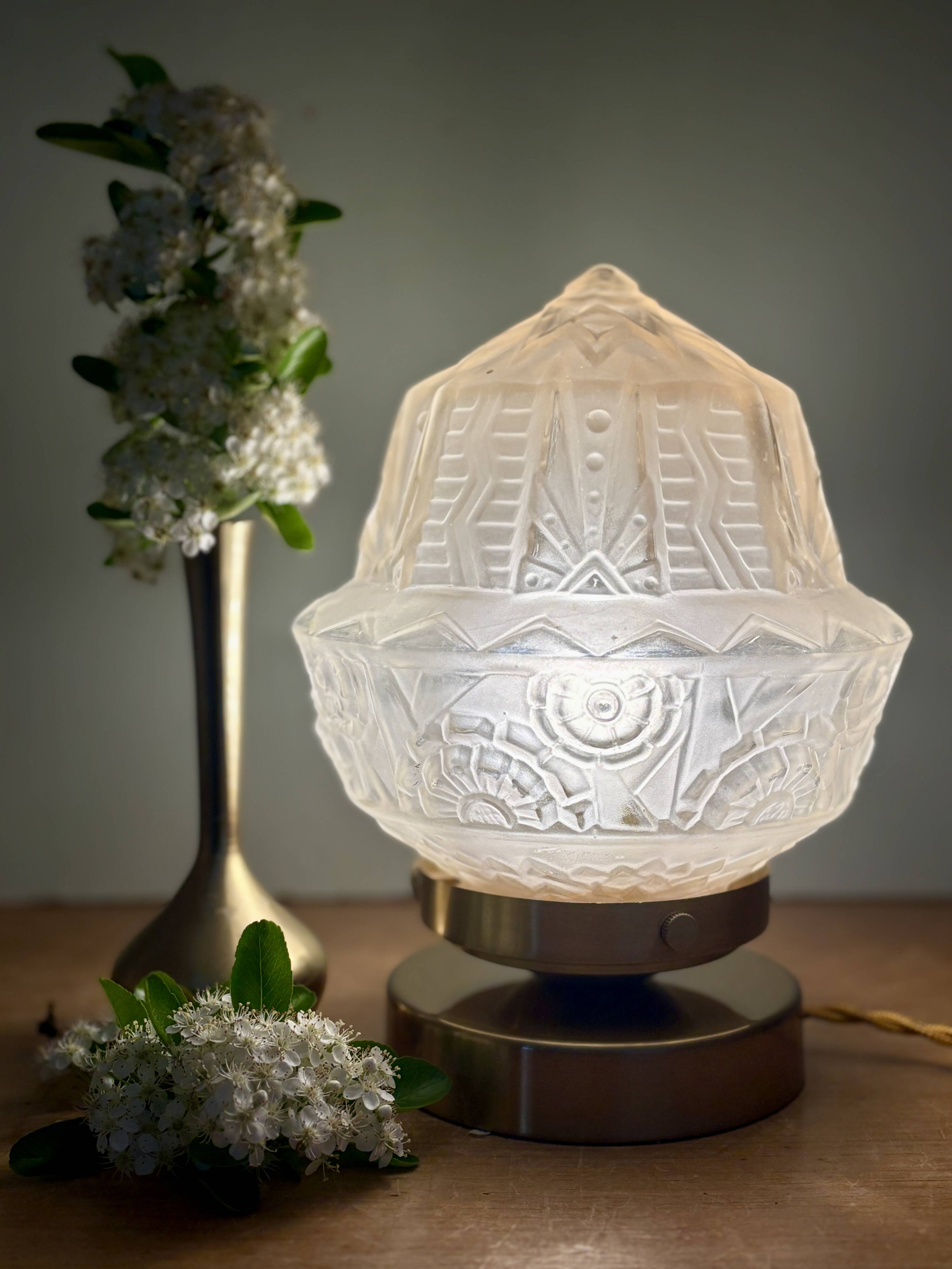 Vintage art deco globe table lamp in frosted glass