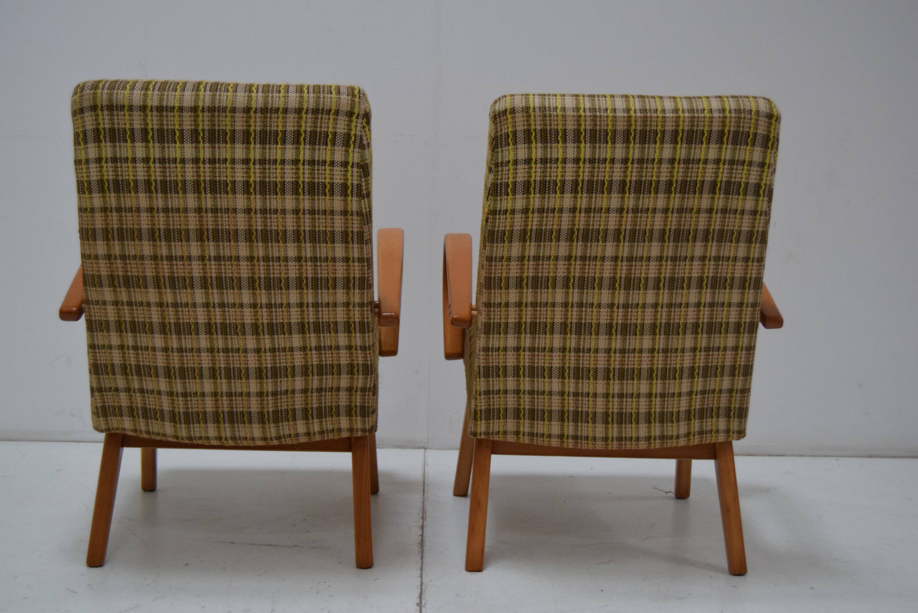 Set of two armchairs by Jaroslav Šmídek for TON, 1960s.