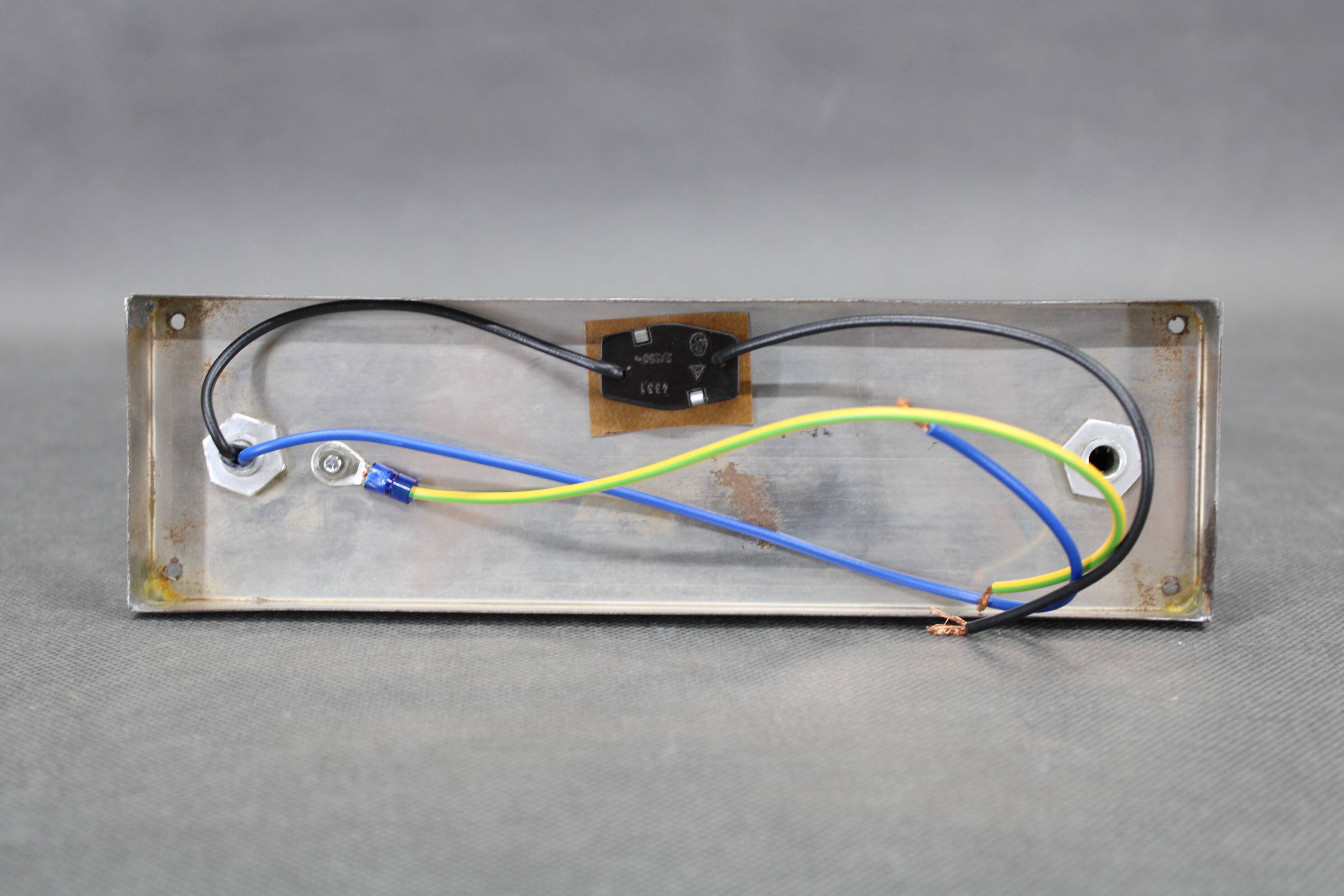 Applique murale tubulaire chromée de style Bauhaus des années 1930, abat-jour en verre crème, Tchécoslovaquie, ESČ