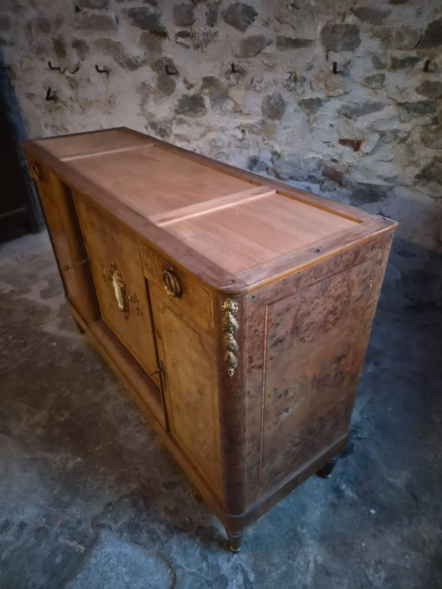 Antique Louis XVI style buffet in burr elm with marble top, late 19th century.