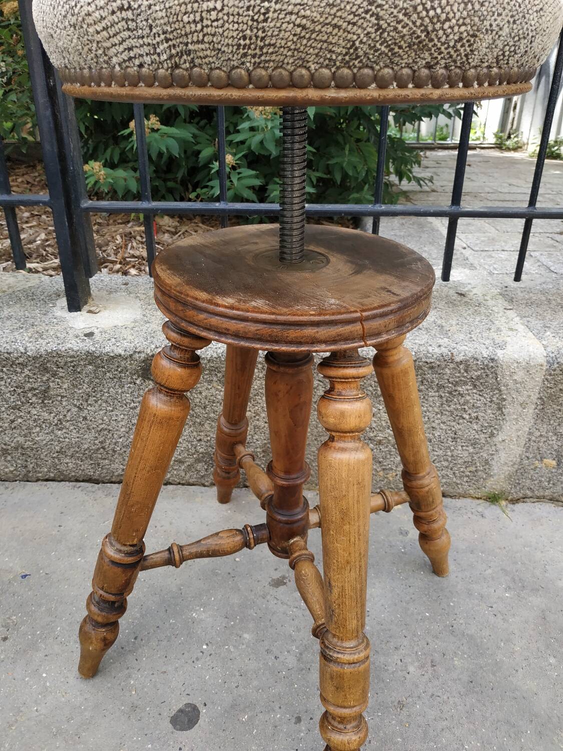 adjustable D Artistes stool