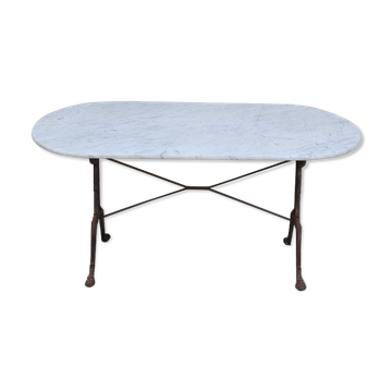 Table de bistrot restaurant en marbre ovale et piètements en fonte décorées -1m51