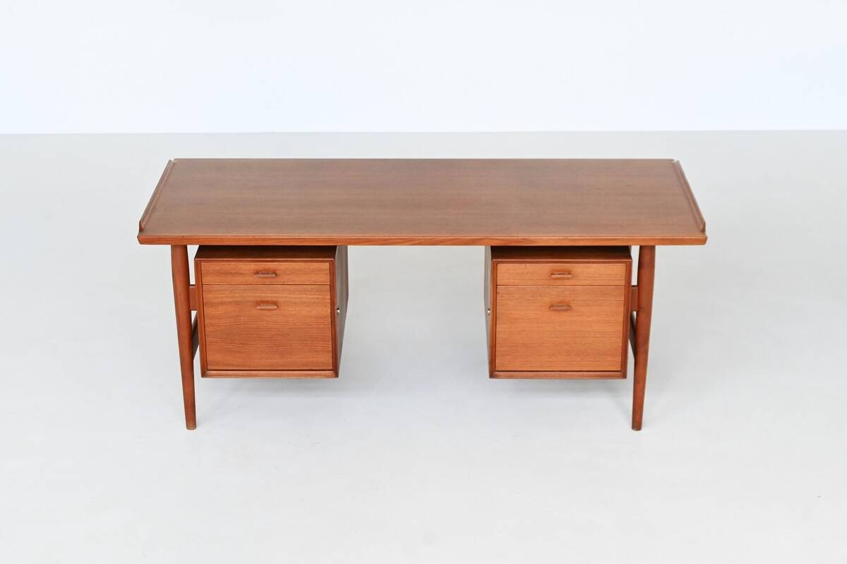 Arne Vodder writing desk model 207 in teak Sibast Denmark 1960