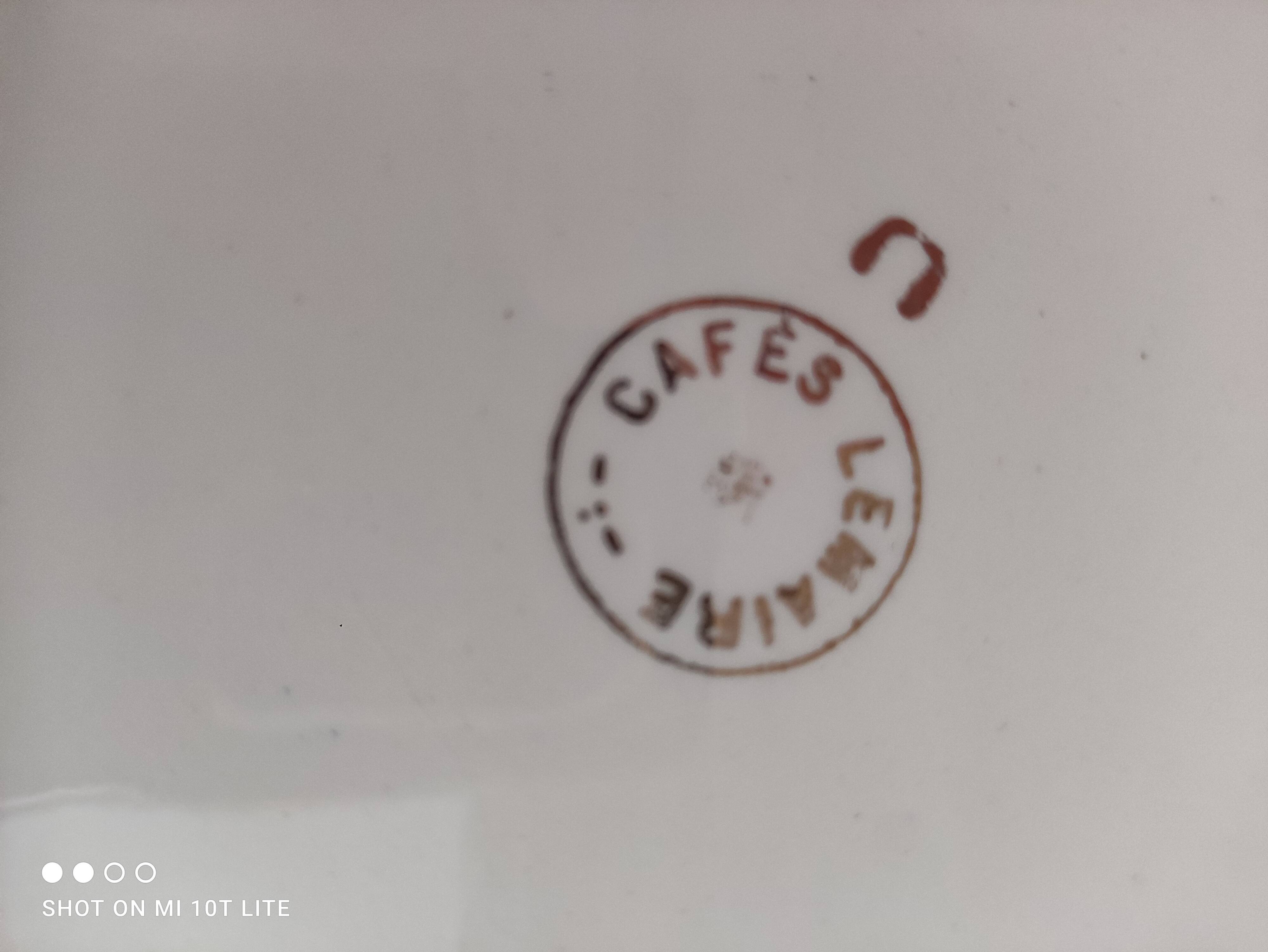 Oval plate with a light green rim and golden frieze, Cafés Lemaire.