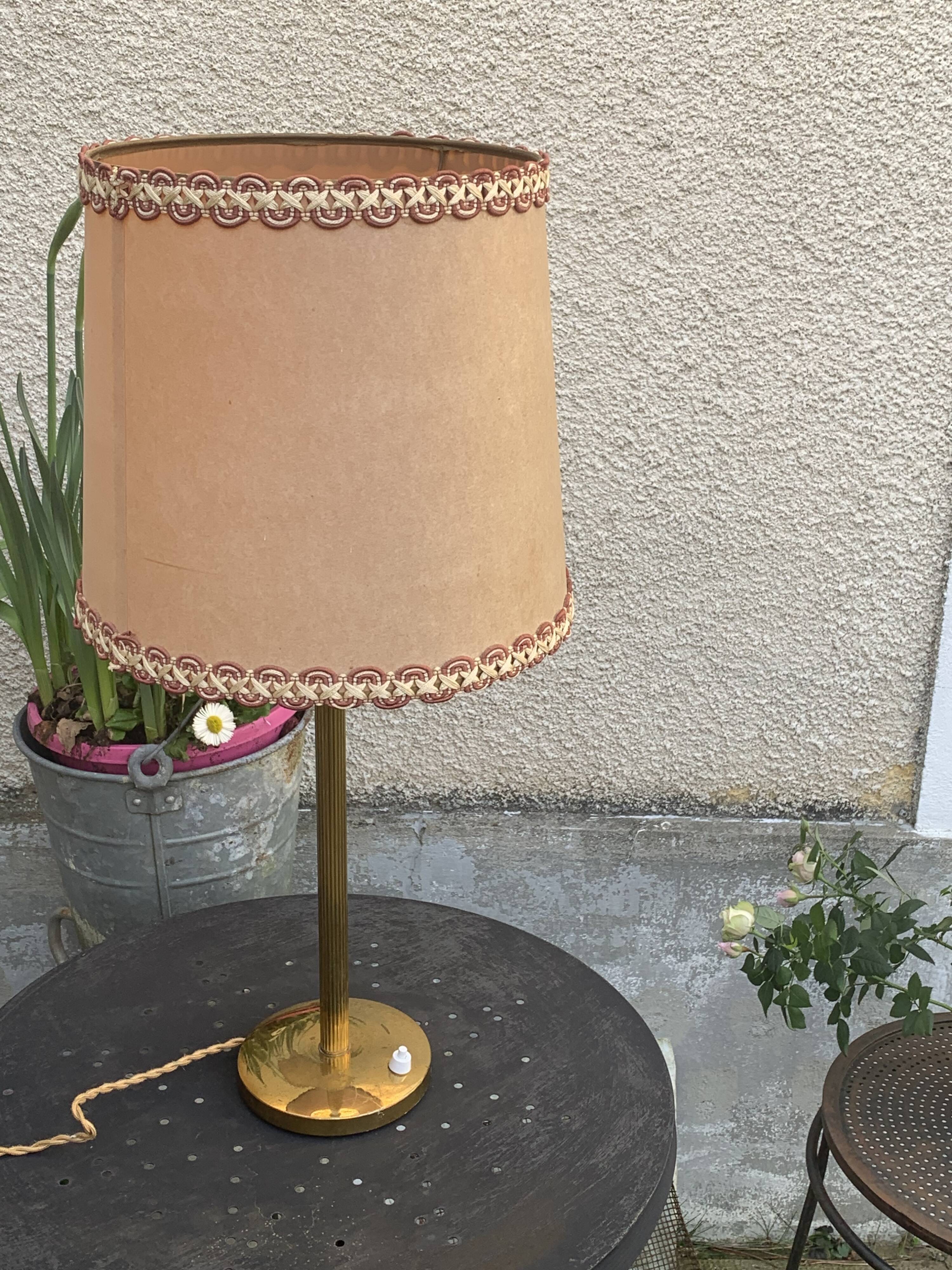 Table lamp, bedside lamp in golden brass, column feet, beige lampshade with trimmings, vintage