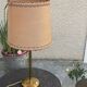 Lampe de table, de chevet en laiton dore, pieds colonne, abat jour beige avec passementerie, vintage