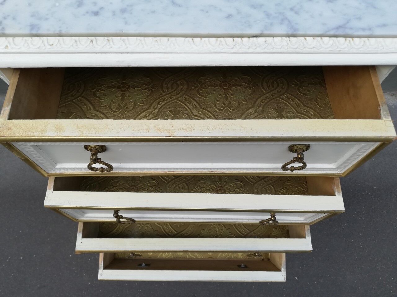 Neoclassical vertical dresser