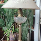 Ancienne petite Lampe à pétrole electrifiée abat jour monogrammé