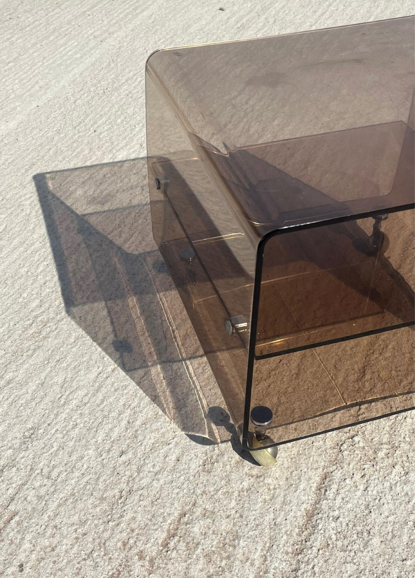 Table d'appoint vintage en plexiglas fumé, probablement des années