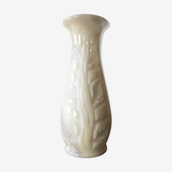 Vase en marbre blanc écru avec fleurs gravées