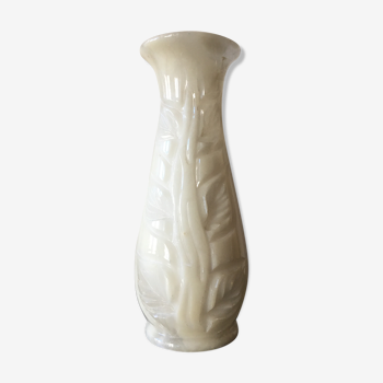 Vase in unbleached white marble with engraved flowers