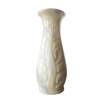 Vase en marbre blanc écru avec fleurs gravées