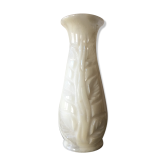 Vase in unbleached white marble with engraved flowers