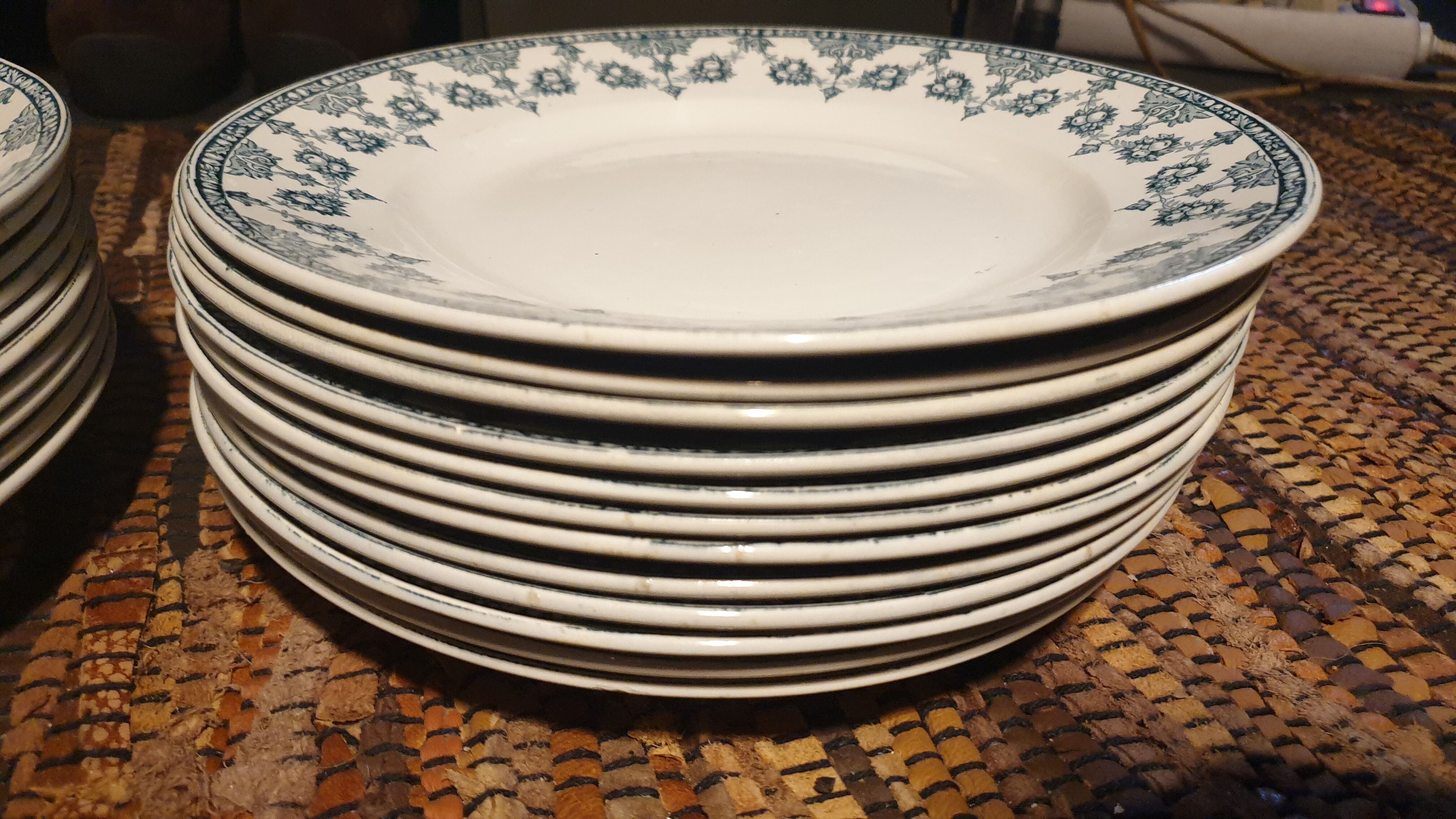 Set of 12 flat plates and 10 hollow plates in iron earth