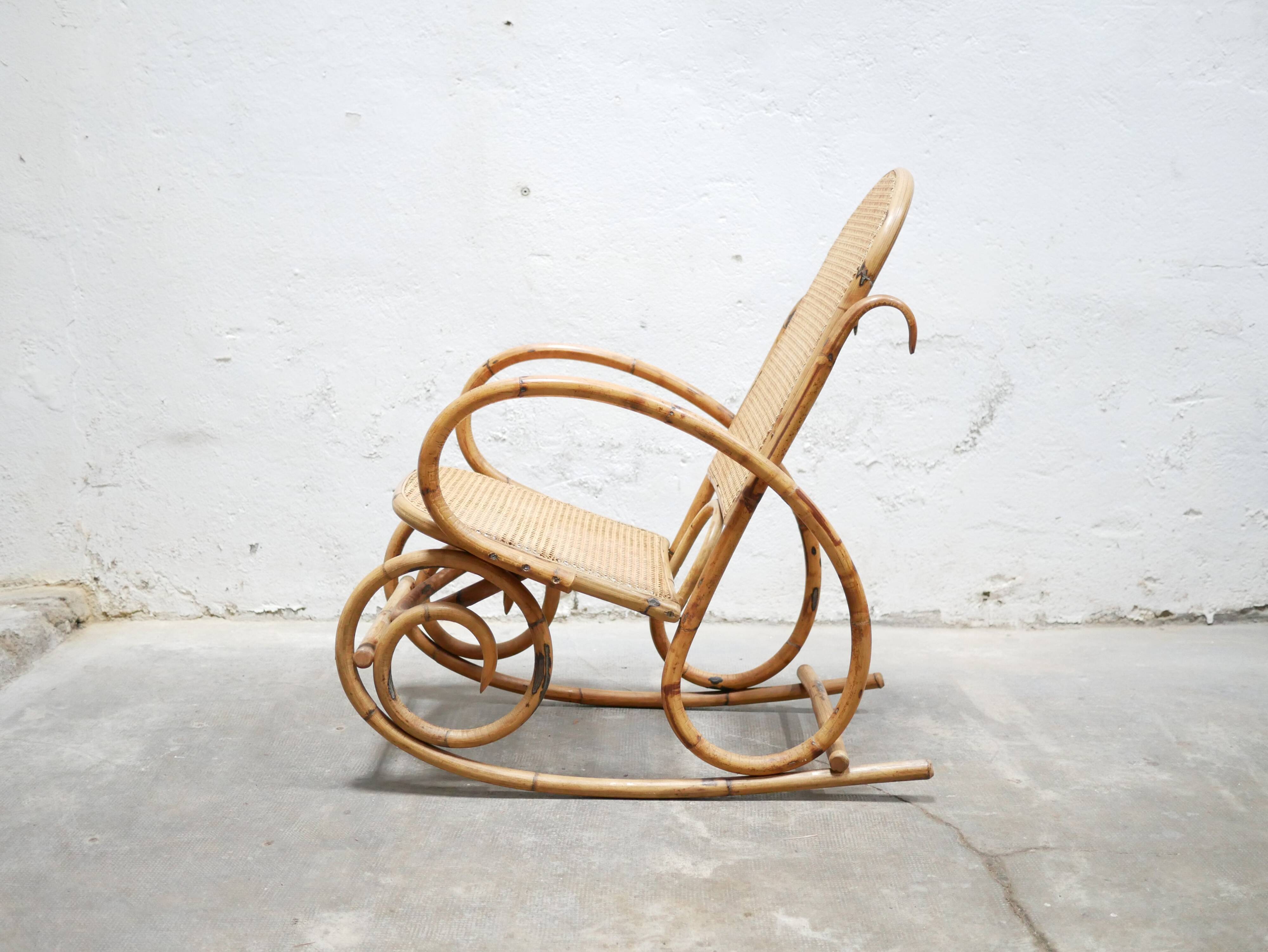 Fauteuil à bascule vintage en rotin et cannage