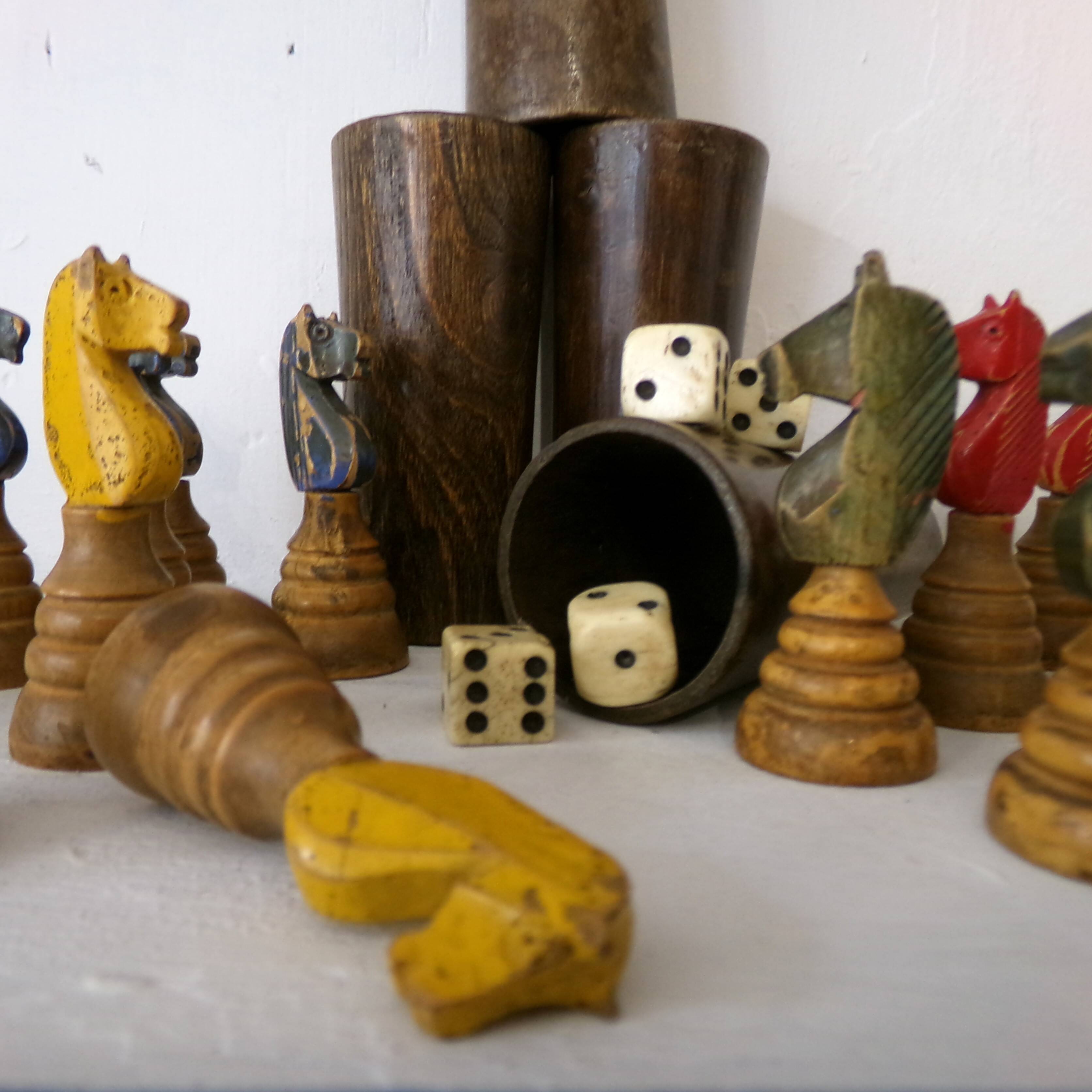 Deluxe Antique Game Little Horses 4 cups 4 dice made of bone and 16 horses