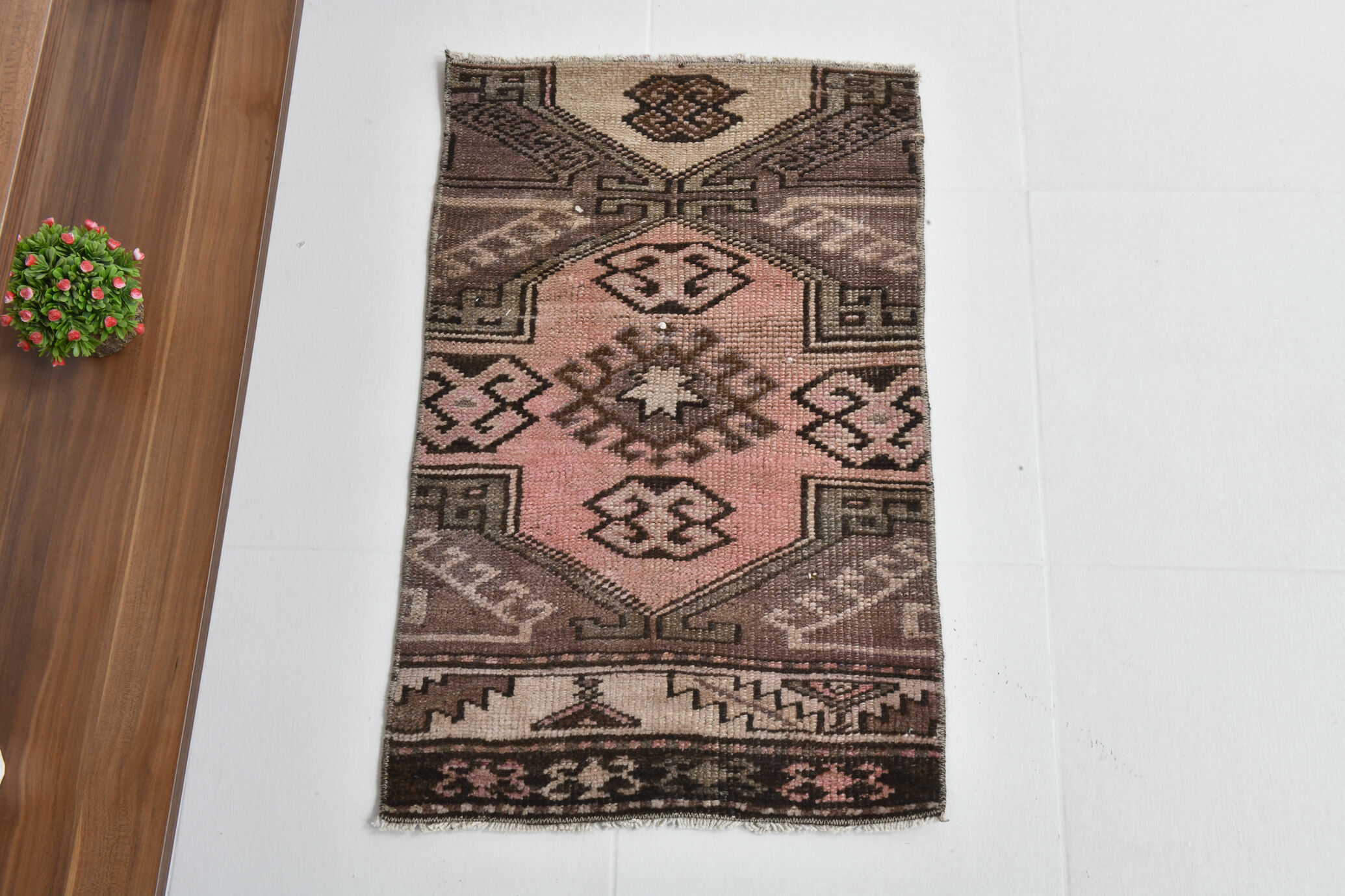 2x3 Brown & Pink Small Size Vintage Rug 52x80Cm