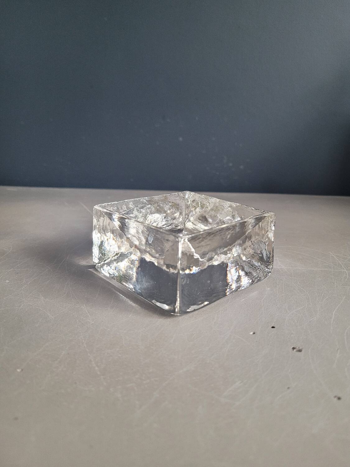 Molded glass pocket emptier