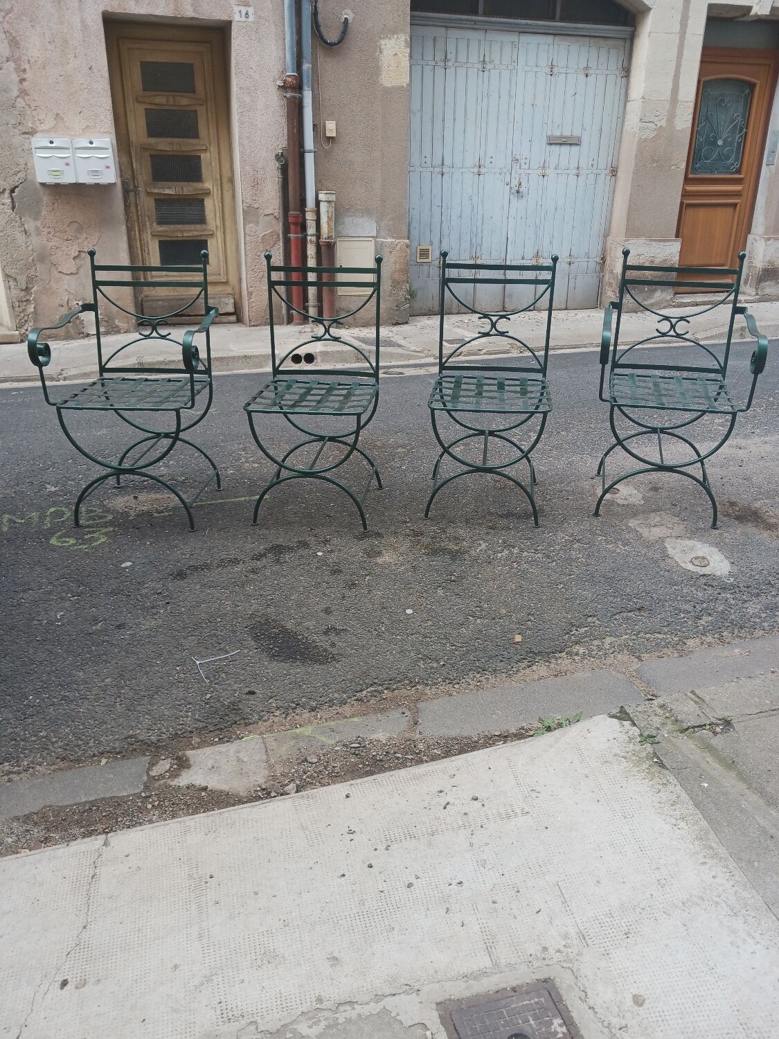Deux fauteuils et deux chaises de jardin en fer forgé 20 eme