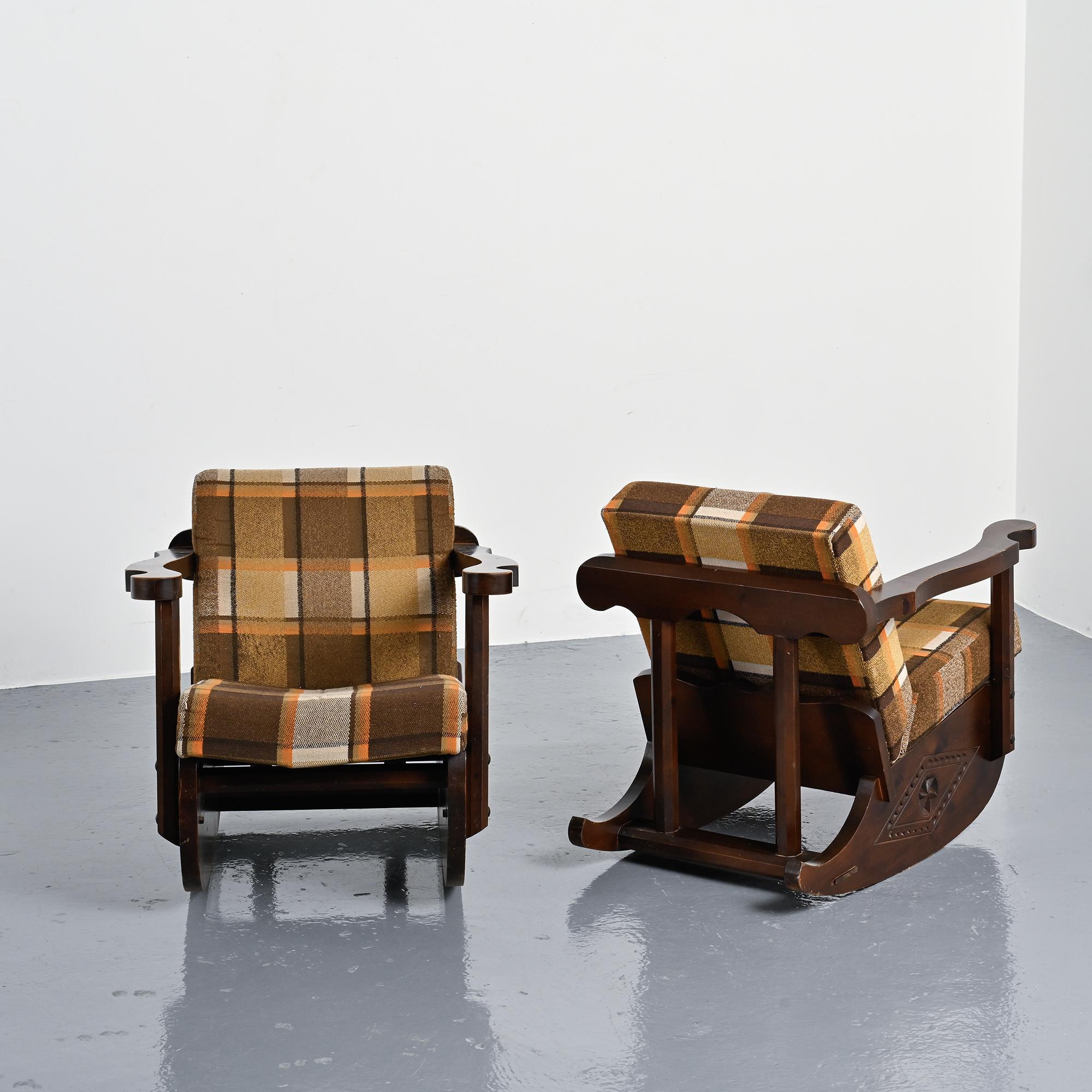 Paire de rocking-chairs en bois sculpté, vers 1970