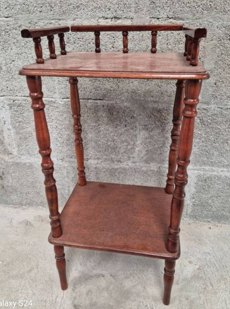 Pedestal table