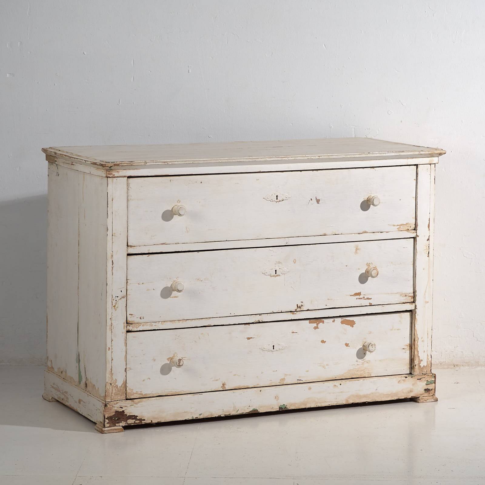 Antique white chest of drawers (c.1920)