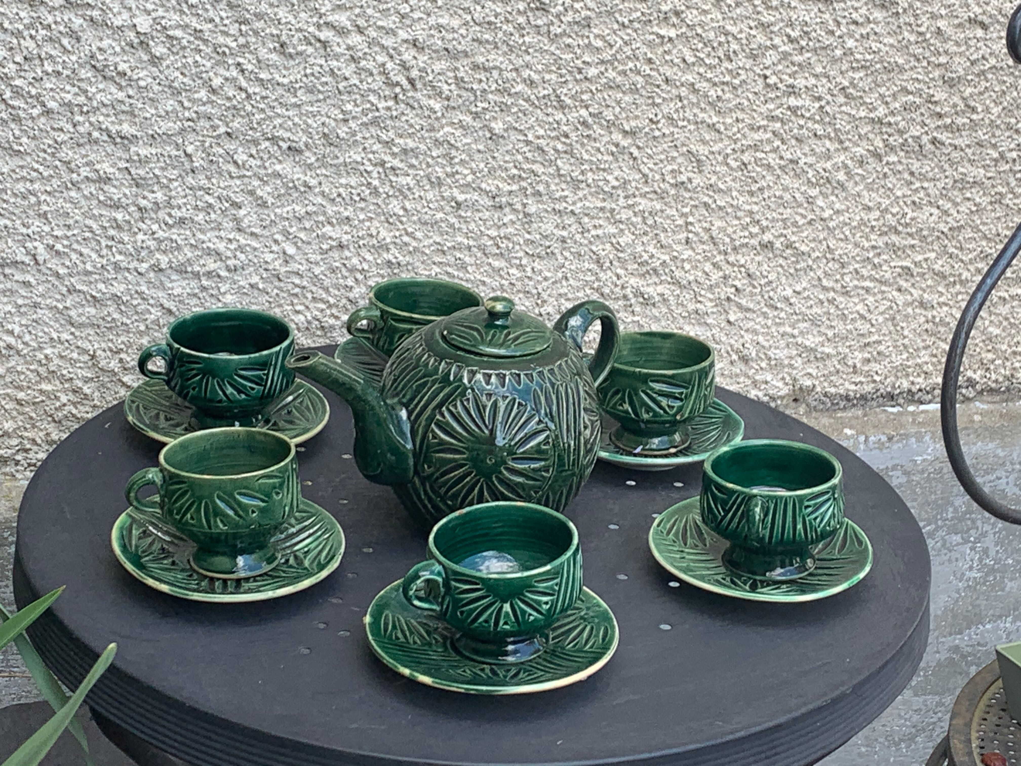 Service to the ceramic enamelled chiseled green and vintage