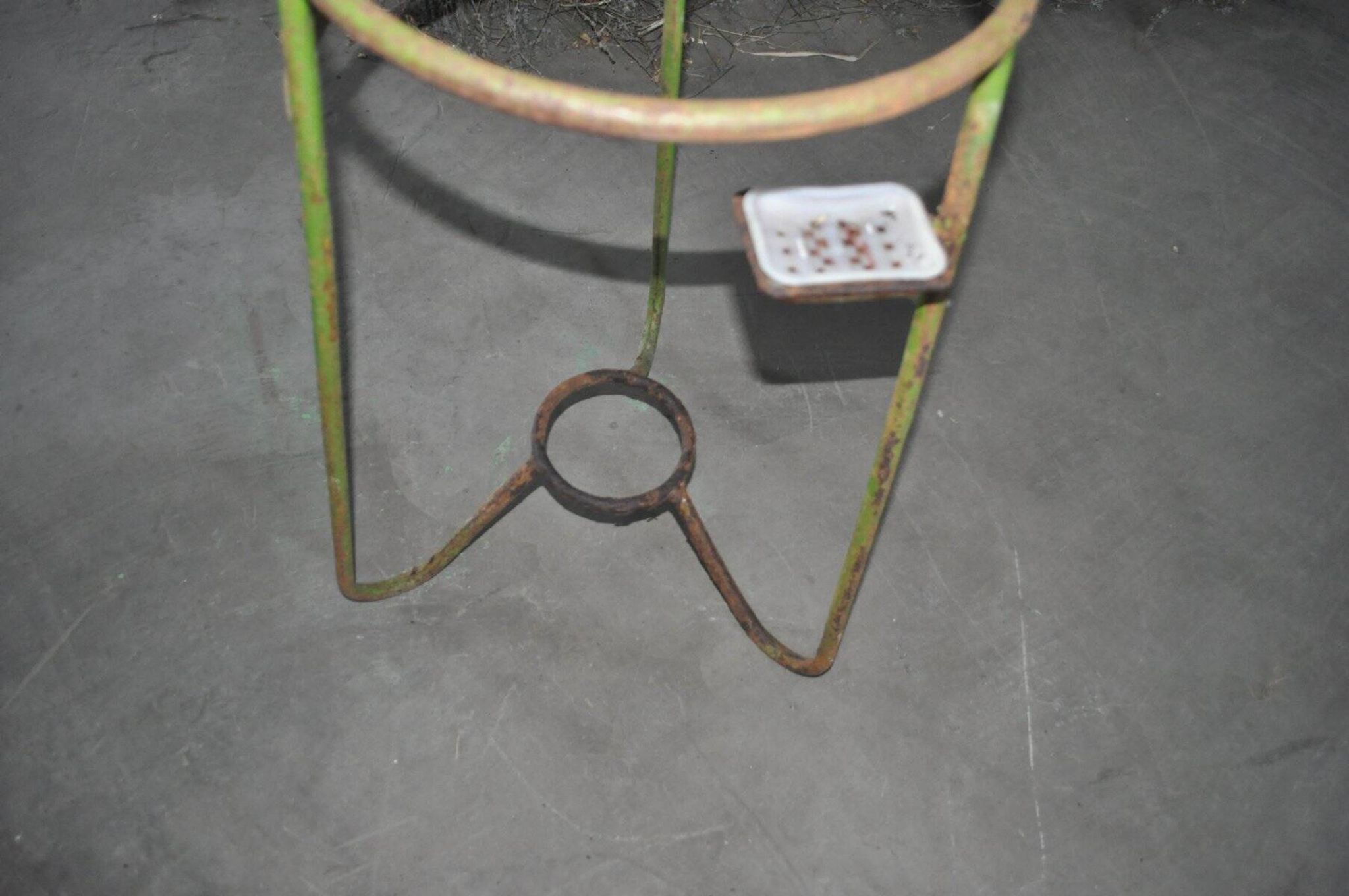 Vintage green circular iron jardinière from Hungary, 1940s, with a tripod base.