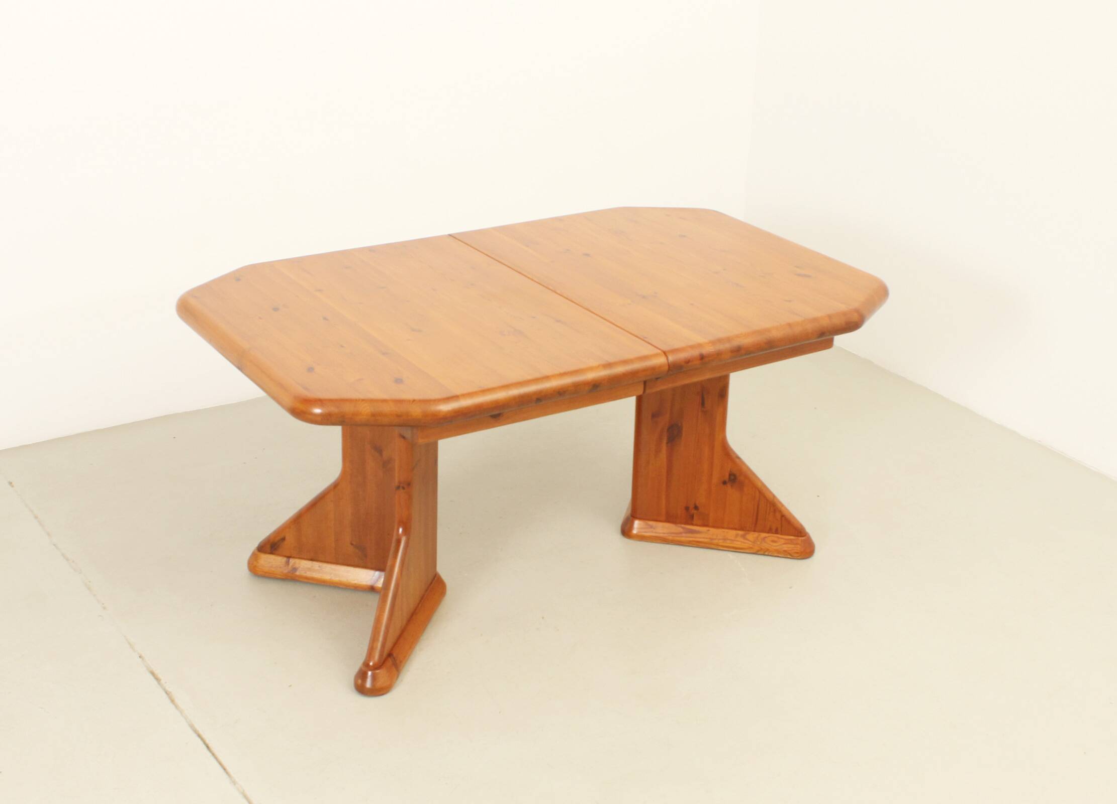 Large extendable Danish dining table in solid pine, 1970s.