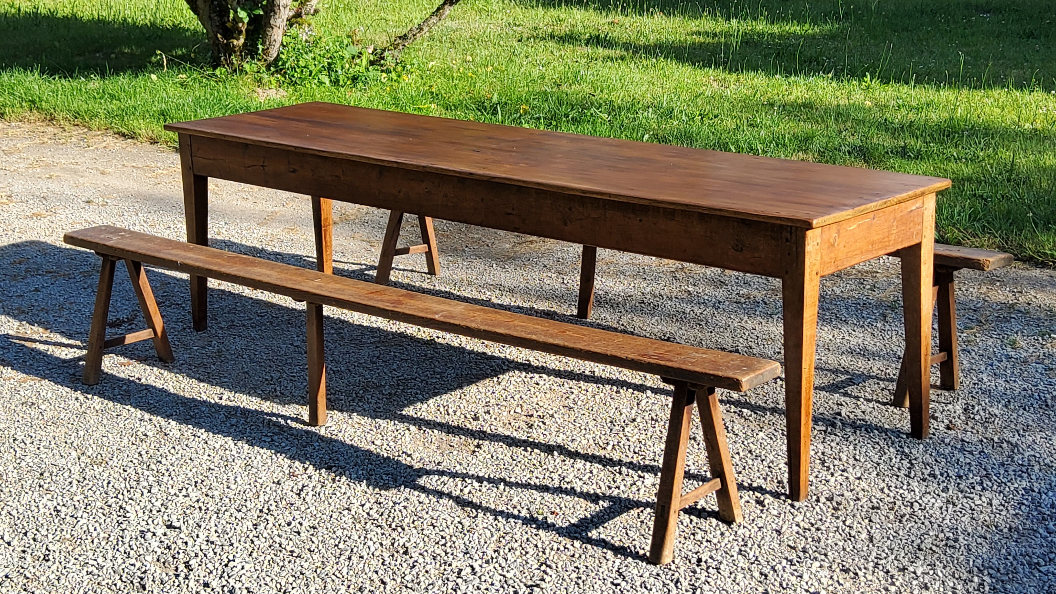 Farm table nineteenth century feet spindles 251cm and its 2 benches