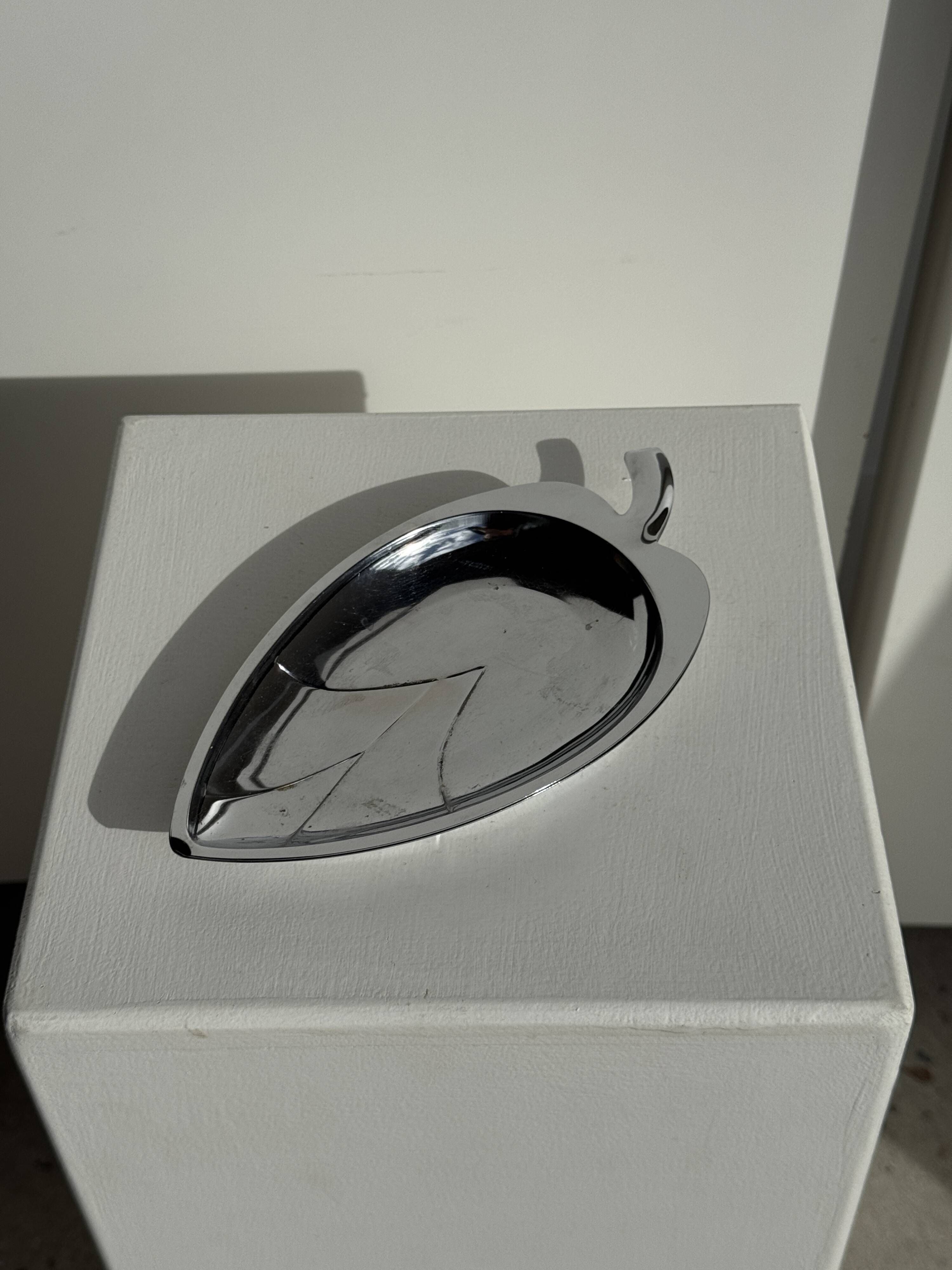 Pair of silver-plated bowls in the shape of a stylised leaf 11.5x22