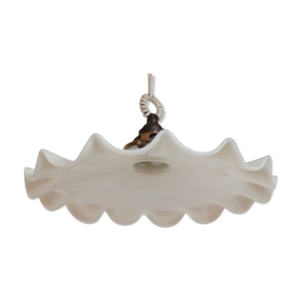 Suspension vintage en véritable opaline blanche ondulée