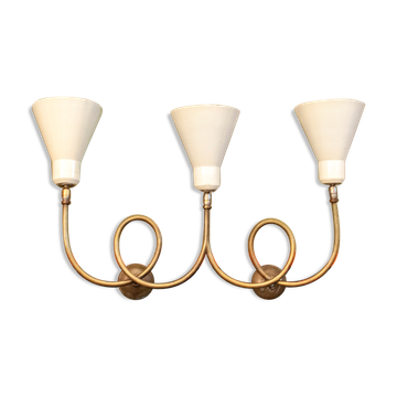 Applique en laiton et avec trois lumières.  Italie Années 50