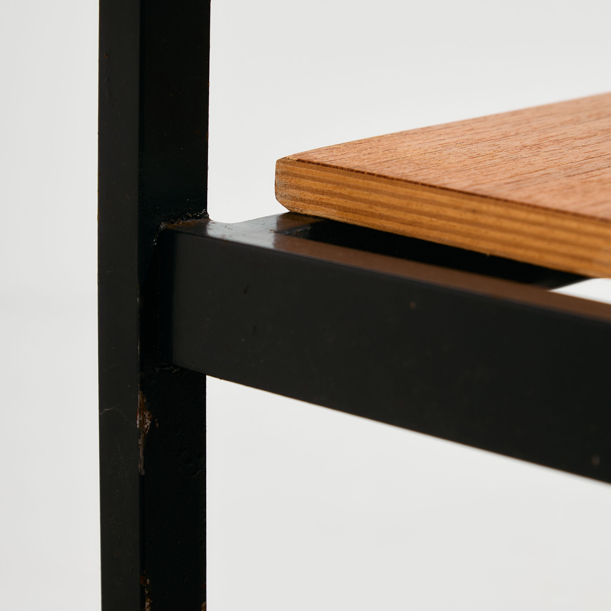 Chaise en teck sur base en métal