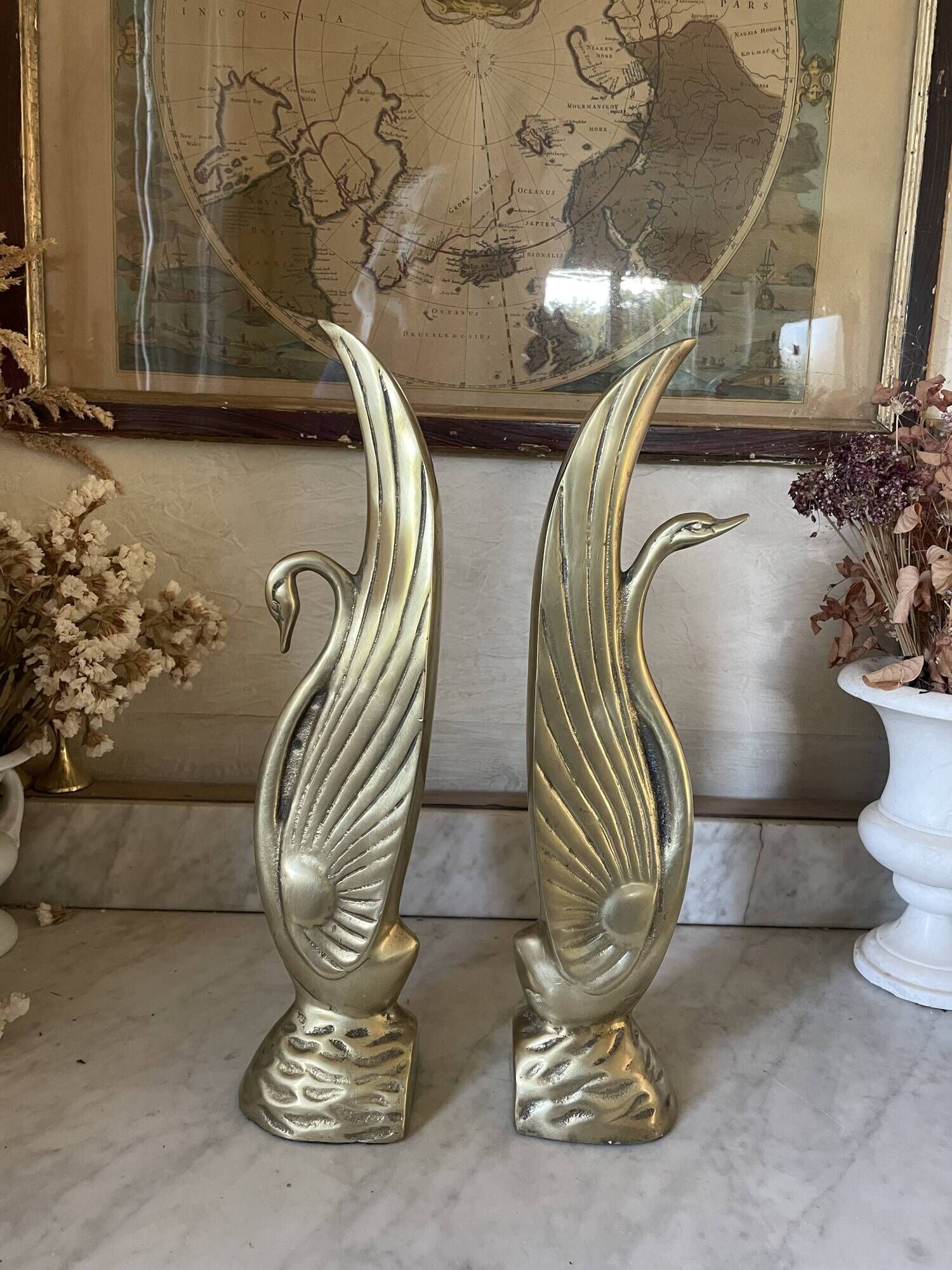 Pair of brass bookends, sculptural swans in Art Nouveau style.