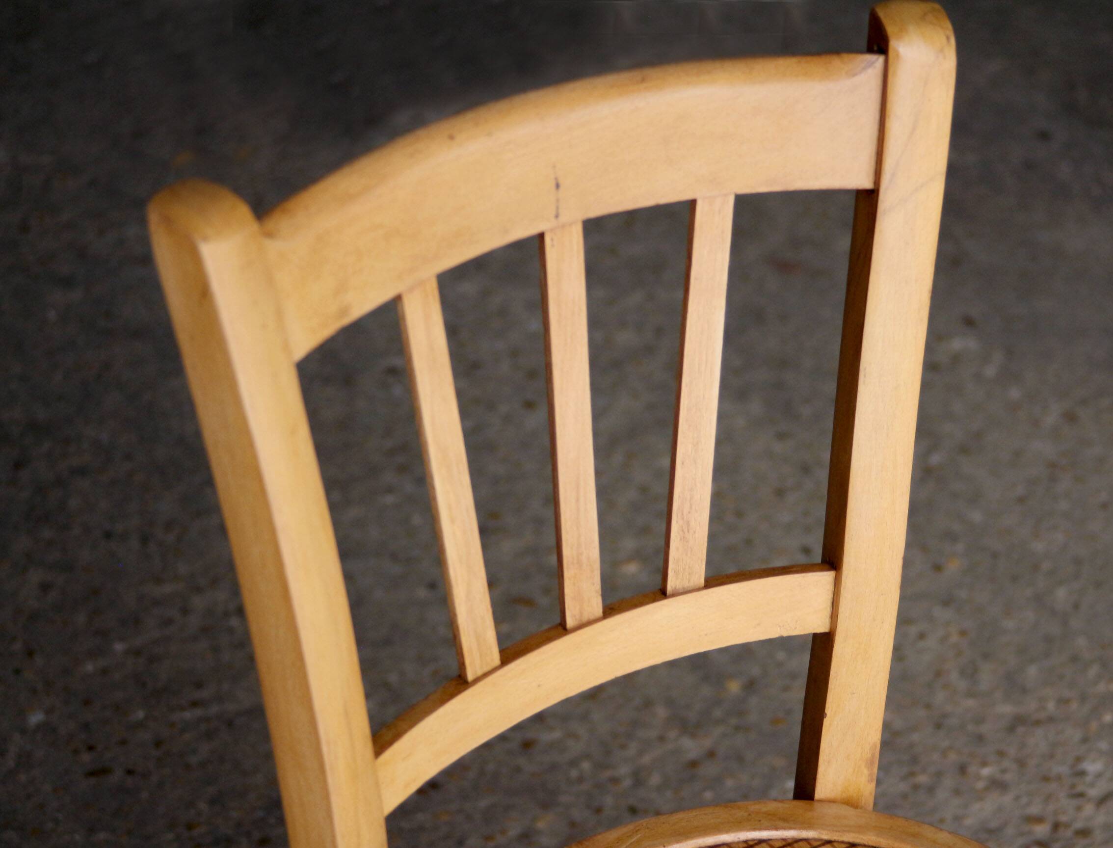 Bistro chair in curved wood (early 20th century).