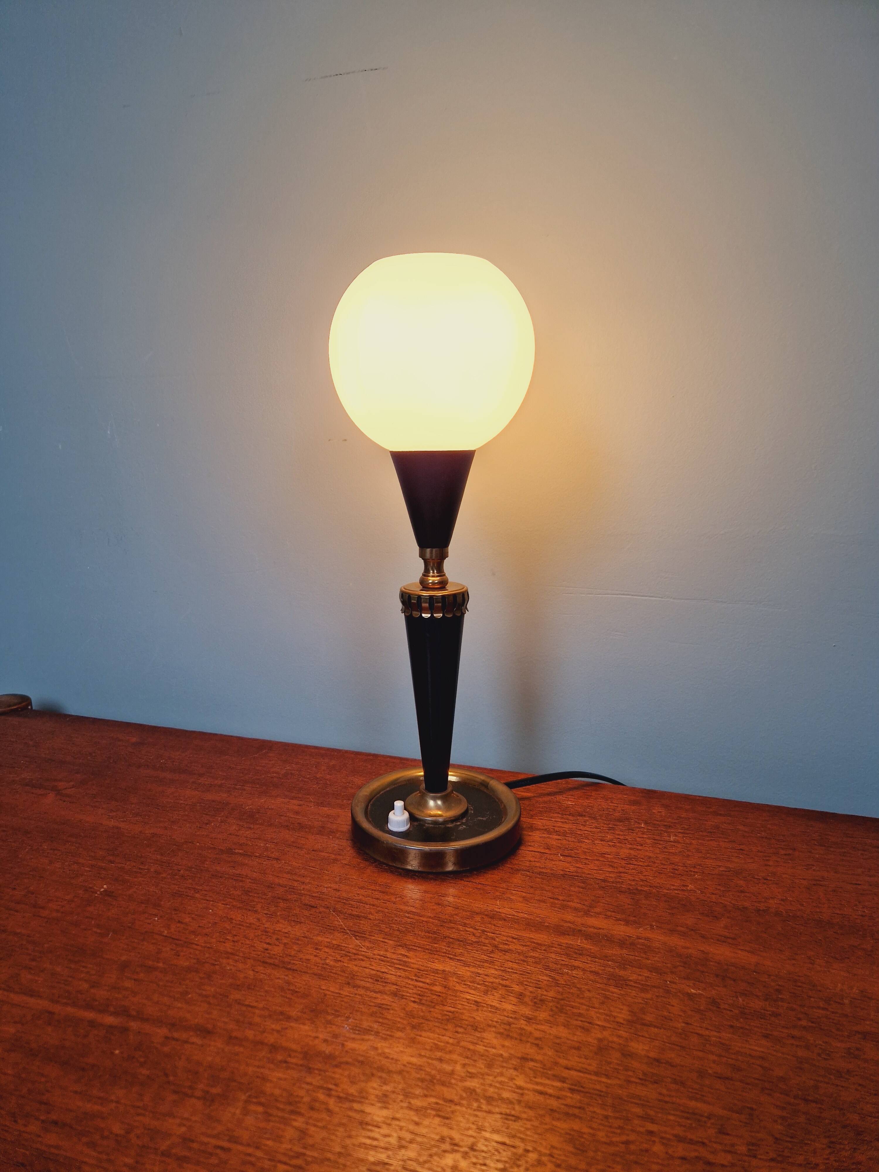 Lampe de table en métal laqué noir et verre satiné blanc, années 1950