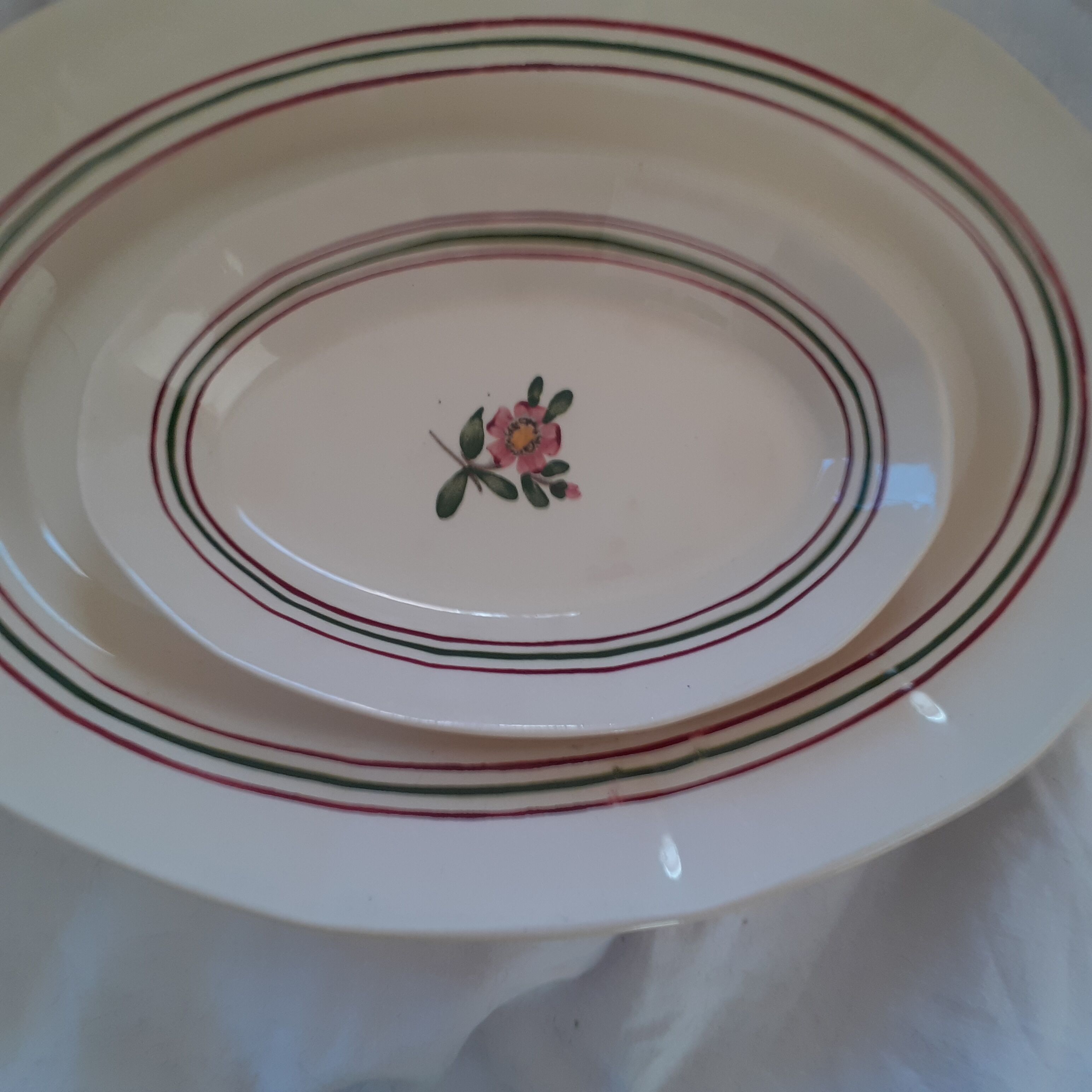Set of 2 oval dishes. Hand painted. Sarreguemines, model Armalle.